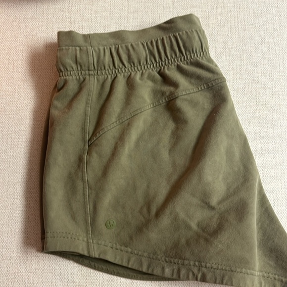 LULU LEMON SHORTS - Picture 2 of 2